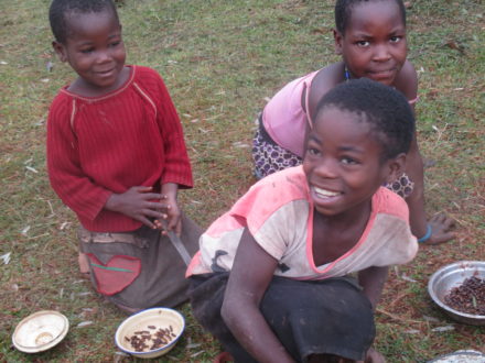 Kamerun, dzieci szukają termitów pod kamieniami